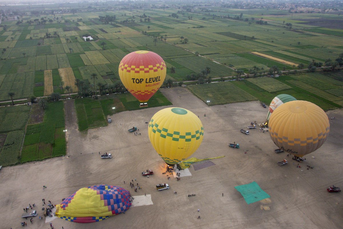 Khinh khí cầu trên cánh đồng ở Luxor