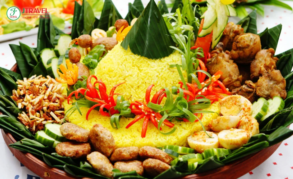 Nasi Tumpeng Indonesia cơm hình nón vàng truyền thống