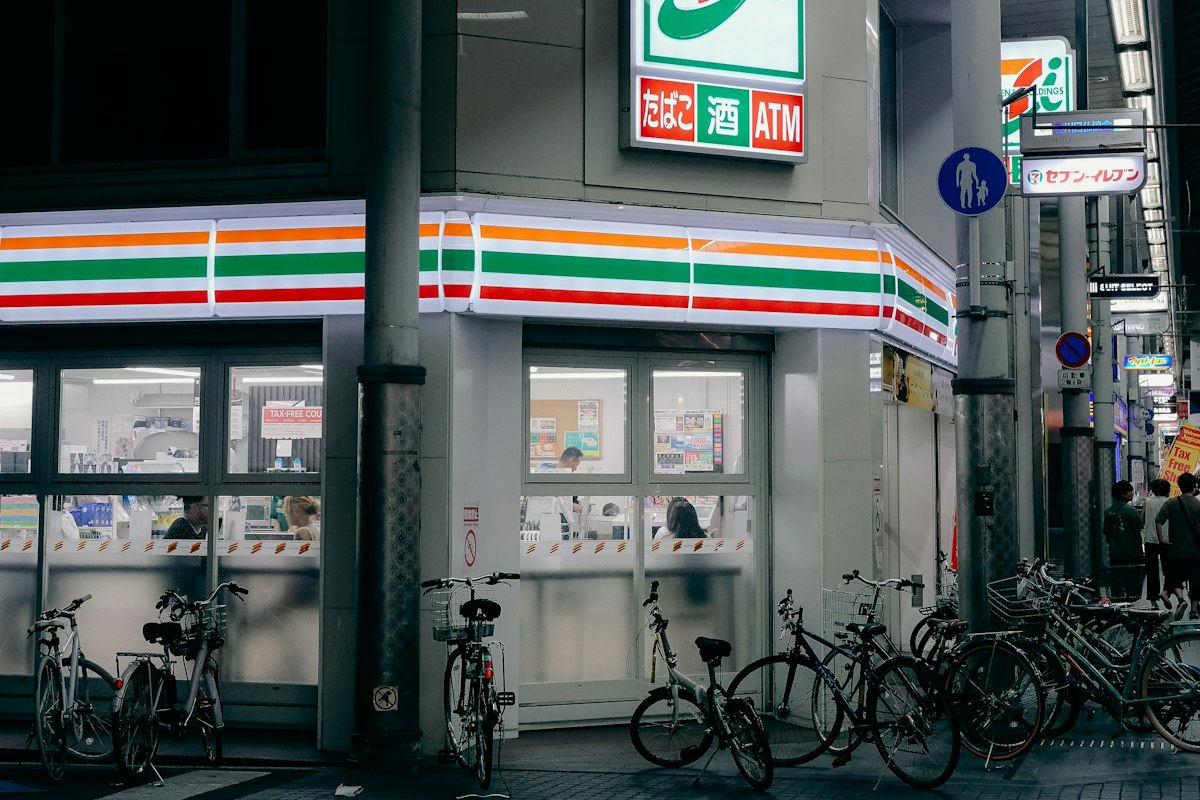 Cửa hàng tiện lợi 7-Eleven ở Nhật Bản lúc chiều tối