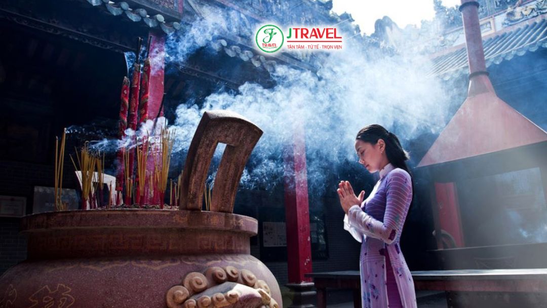 Trang phục kín đáo khi đi chùa 