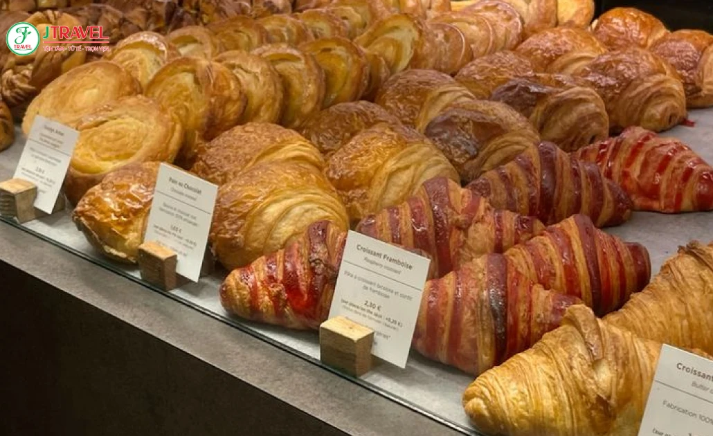 Bánh croissant Pháp giòn thơm cho bữa sáng truyền thống