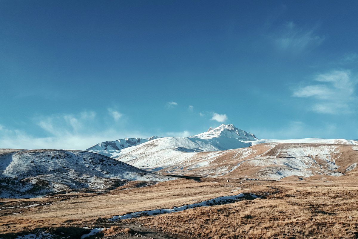 Núi tuyết Erciyes dưới bầu trời xanh