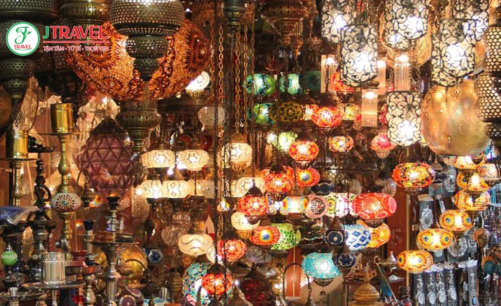 Anarkali Bazaar Lahore – khu chợ cổ với nhiều gian hàng vải vóc và đồ thủ công