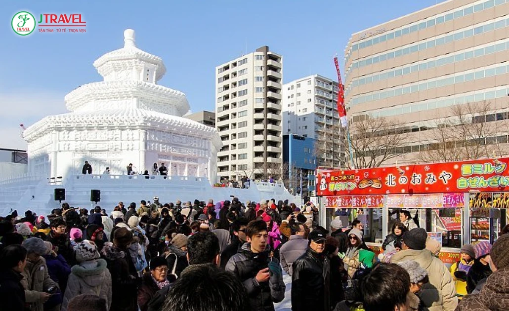 Lâu đài điêu khắc bằng tuyết được trưng bày tại lễ hội tuyết Sapporo