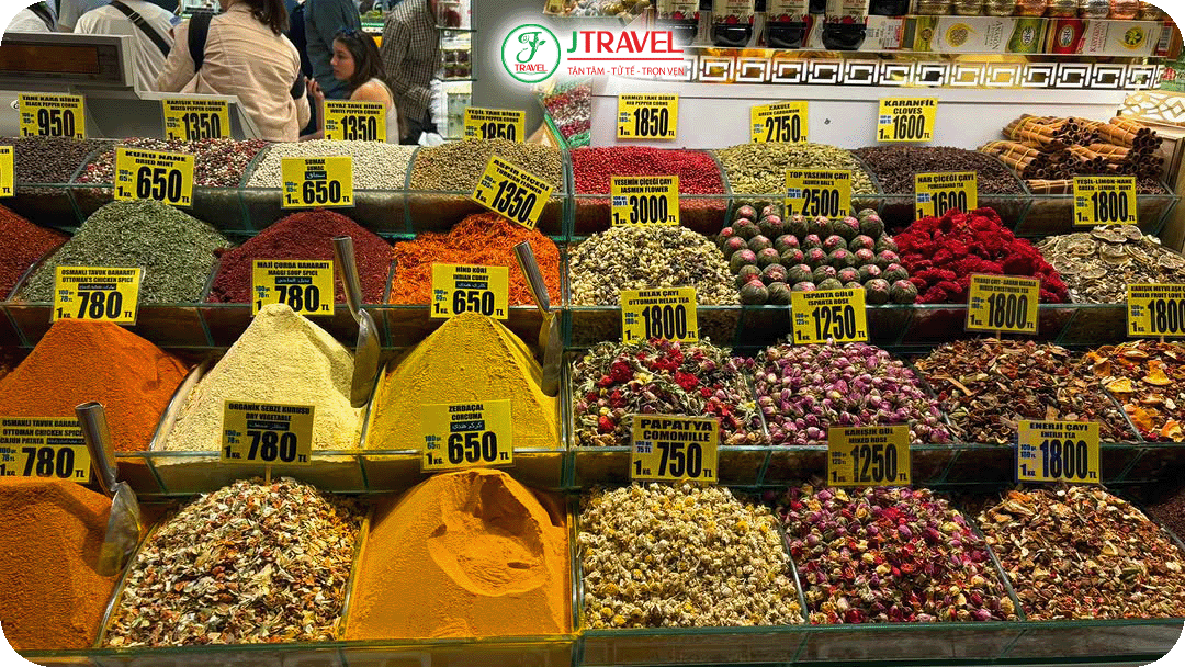 Chợ Spice Bazaar nổi tiếng với hàng trăm loại gia vị mang đậm dấu ấn Thổ Nhĩ Kỳ