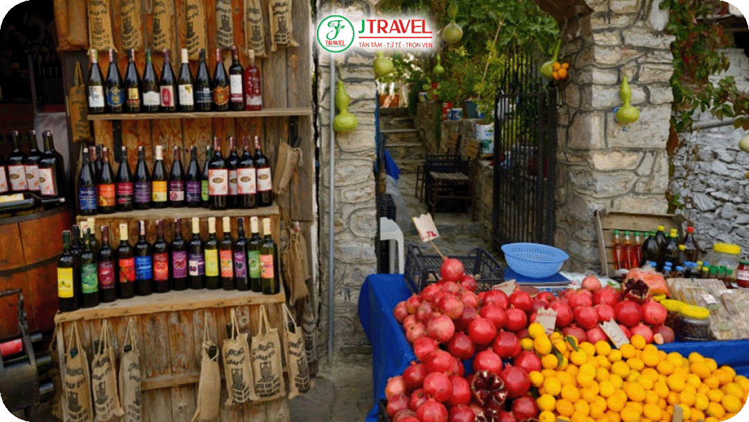 Sirince nổi tiếng nhất với rượu vang trái cây từ nho, đào, lựu, dâu tằm, quả mâm xôi