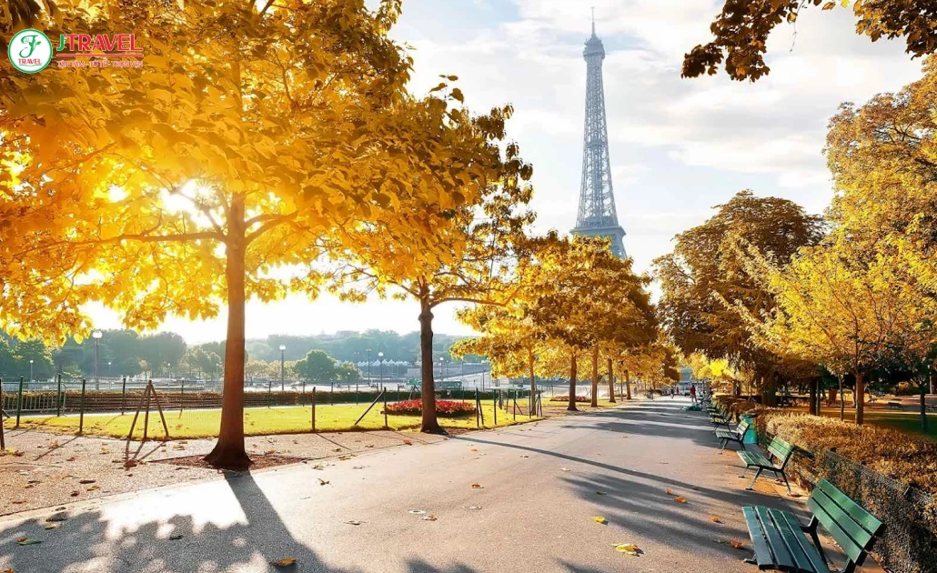 Mùa thu ở Pháp với không khí mát mẻ và khung cảnh lãng mạn