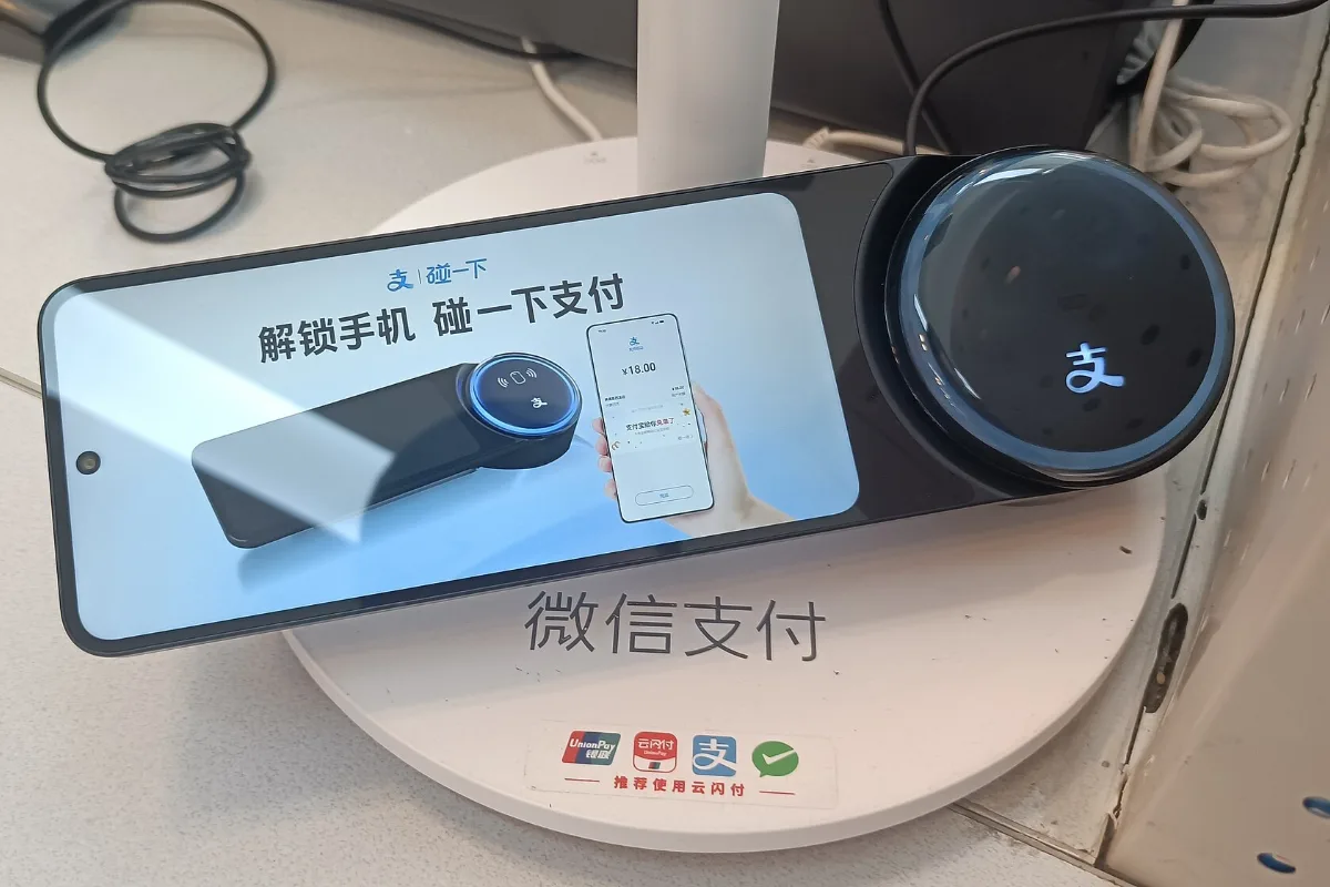 Máy thanh toán NFC Alipay tại quầy thu ngân