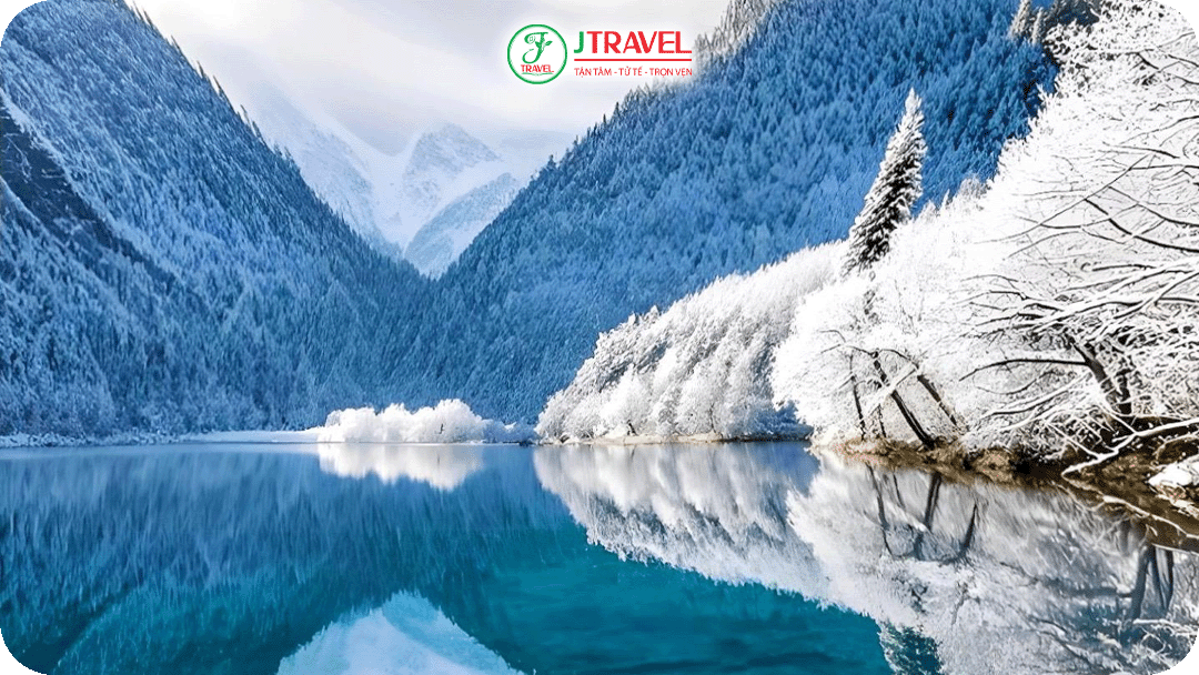 Cửu Trại Câu vào mùa đông với hồ nước trong xanh đóng băng tuyệt đẹp