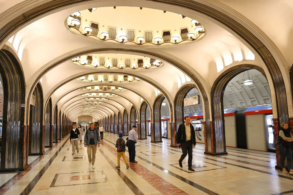 Ga tàu điện ngầm Mayakovskaya với trần khảm, Moscow