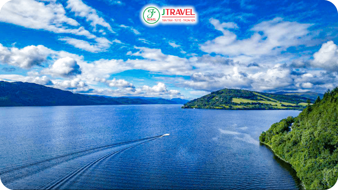 Khung cảnh như tranh vẽ bên hồ Loch Ness