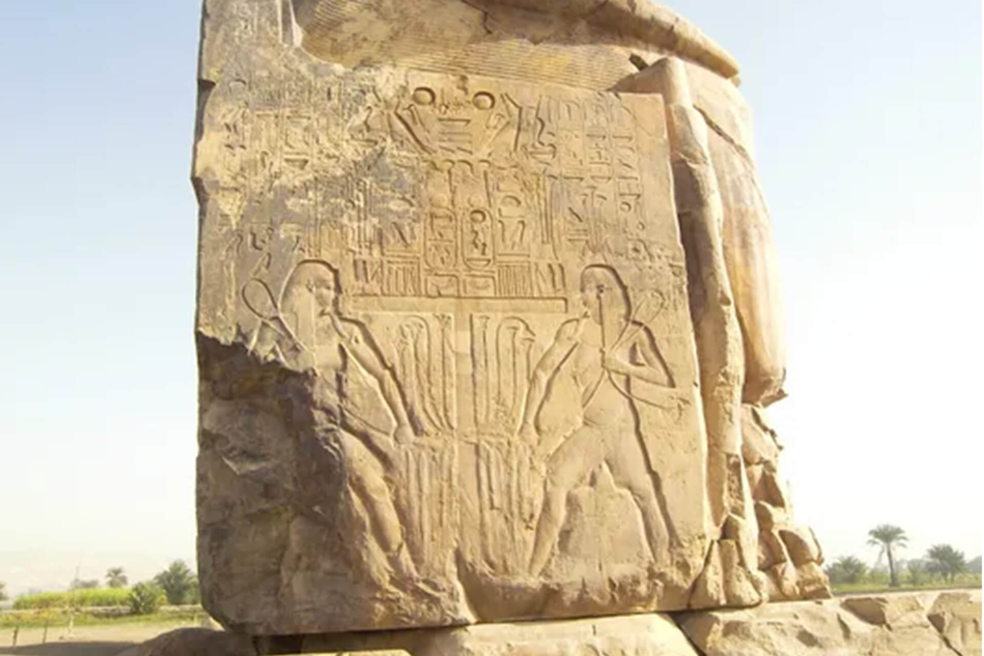 chi tiết phần bệ ngai của một trong hai bức Tượng khổng lồ Memnon (Colossi of Memnon) tại Luxor, Ai Cập