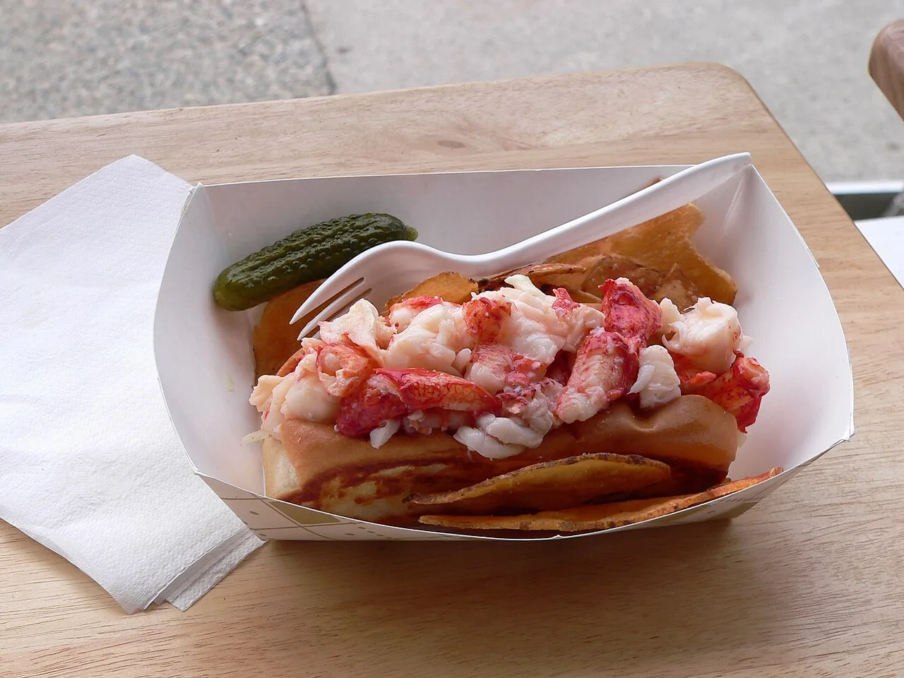 Bánh mì kẹp tôm hùm Boston, món phải thử khi du lịch New England