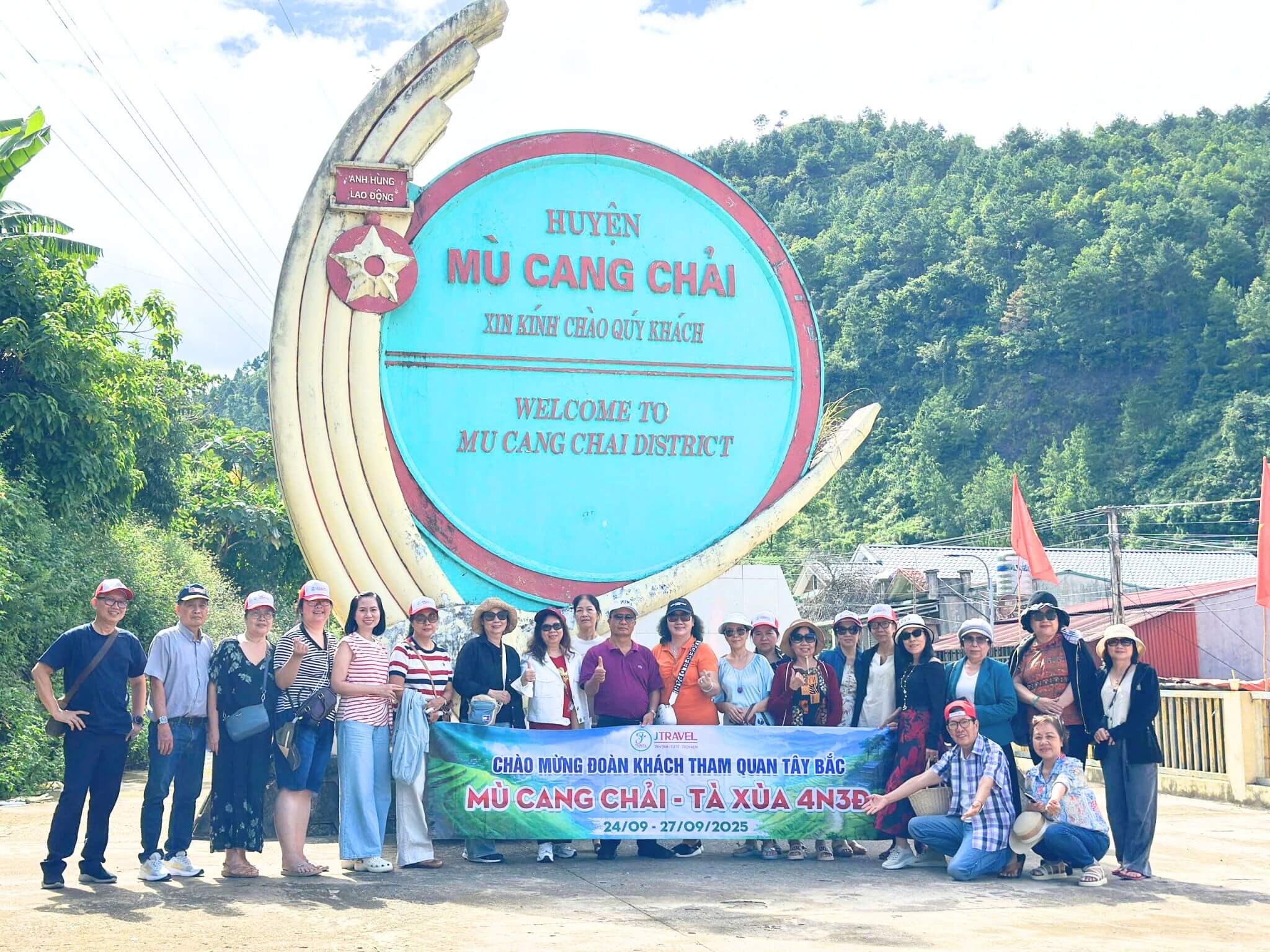 Đoàn J Travel khám phá Tây Bắc và mùa vàng Mù Cang Chải