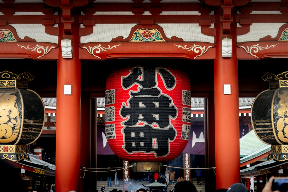 Cổng chùa với đèn lồng đỏ lớn ở Asakusa