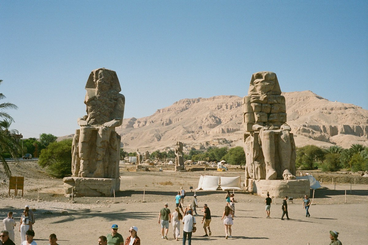 Tượng đài Memnon sừng sững giữa cánh đồng ở bờ Tây Luxor