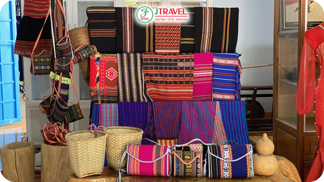 Một số món đồ làm từ thổ cẩm có thể mua làm quà