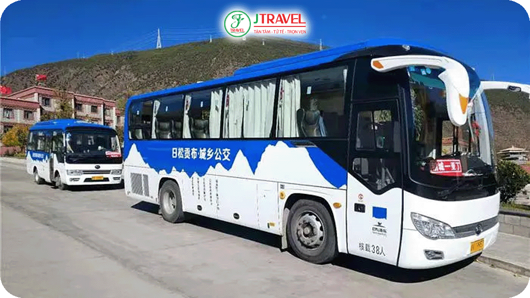 Xe khách đưa du khách đến khu vực trekking Á Đinh