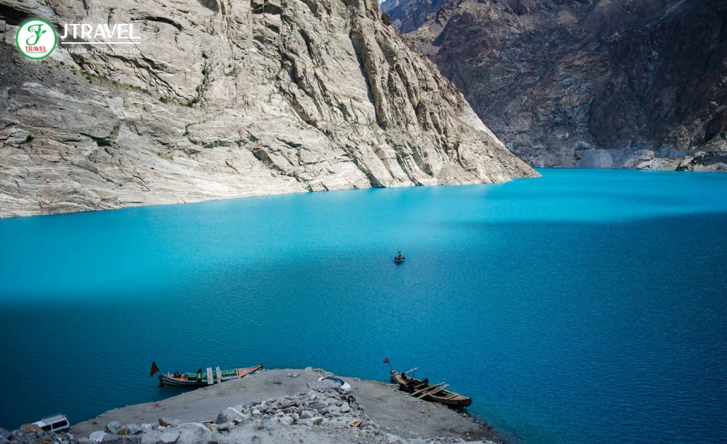 Mặt nước xanh ngọc tuyệt đẹp của hồ Attabad tại Hunza Valley