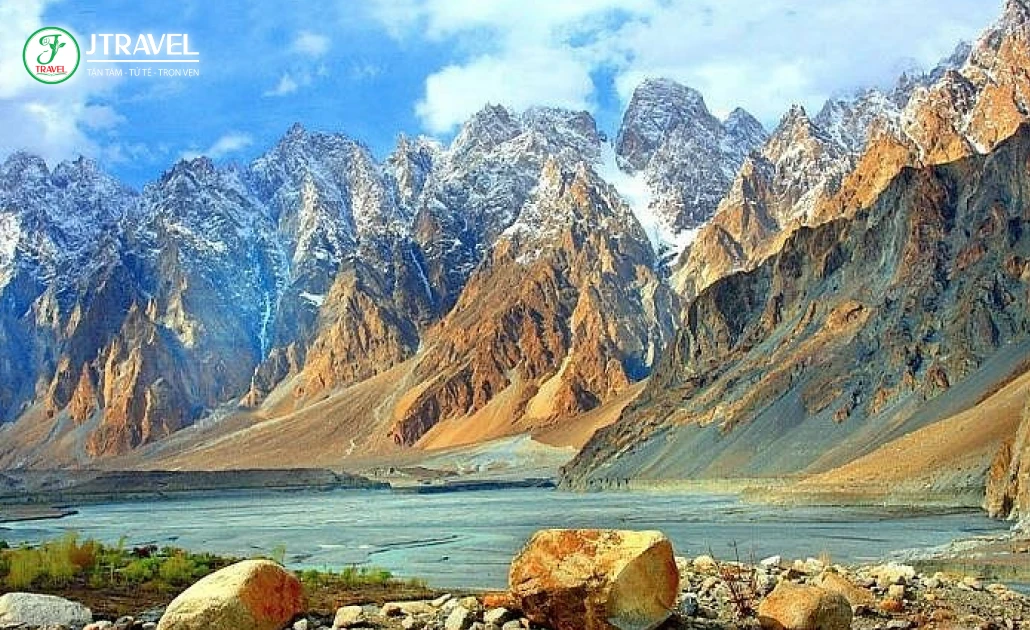 Hunza Valley núi non hùng vĩ
