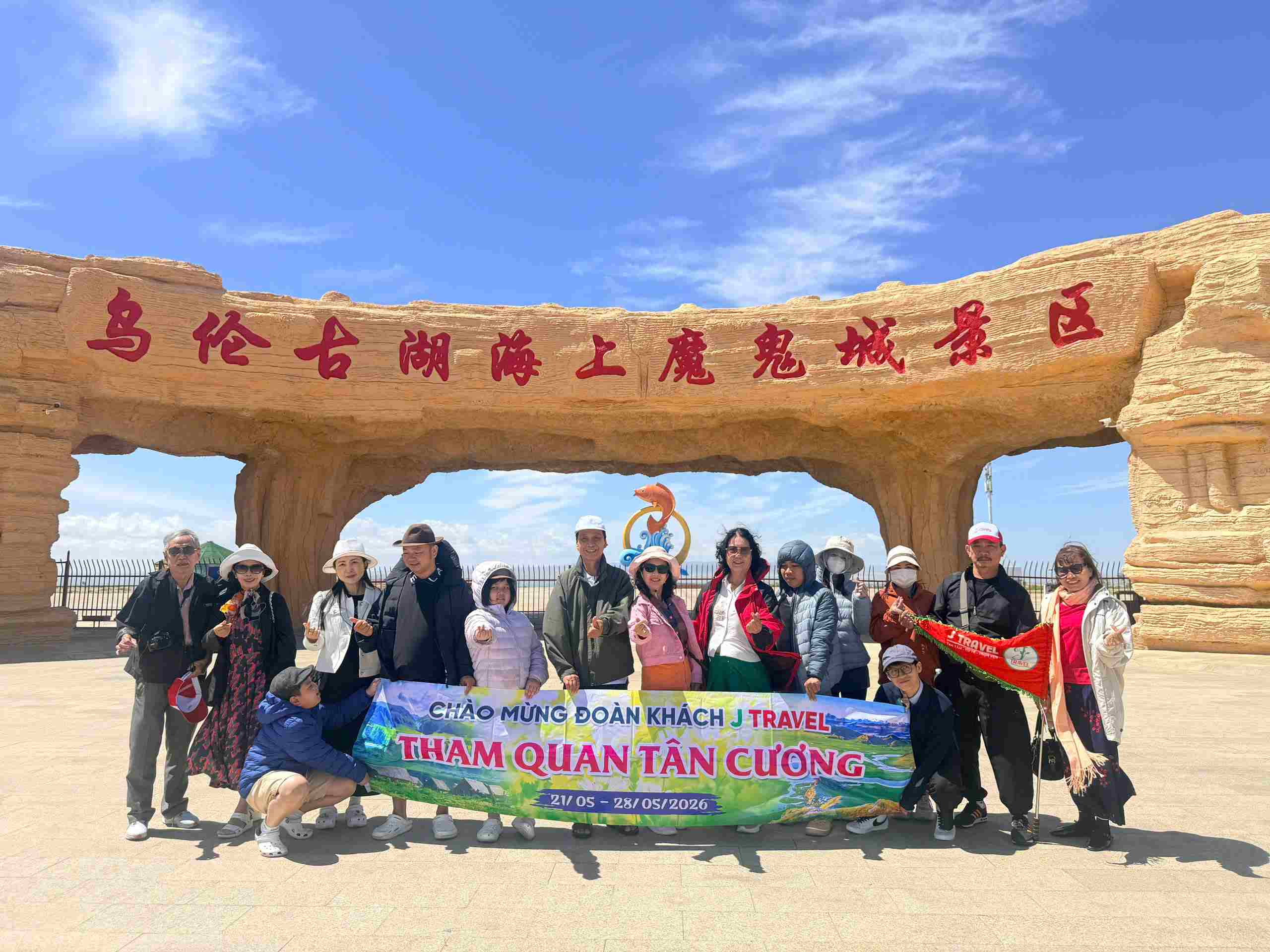 Đoàn khách tour Tân Cương của J Travel