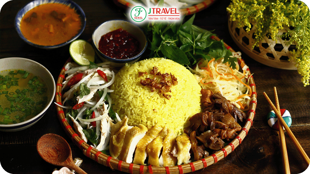 Cơm gà Hội An - Cơm có màu vàng hạt cơm tơi ăn kèm thịt gà xé và nước sốt đậm đà