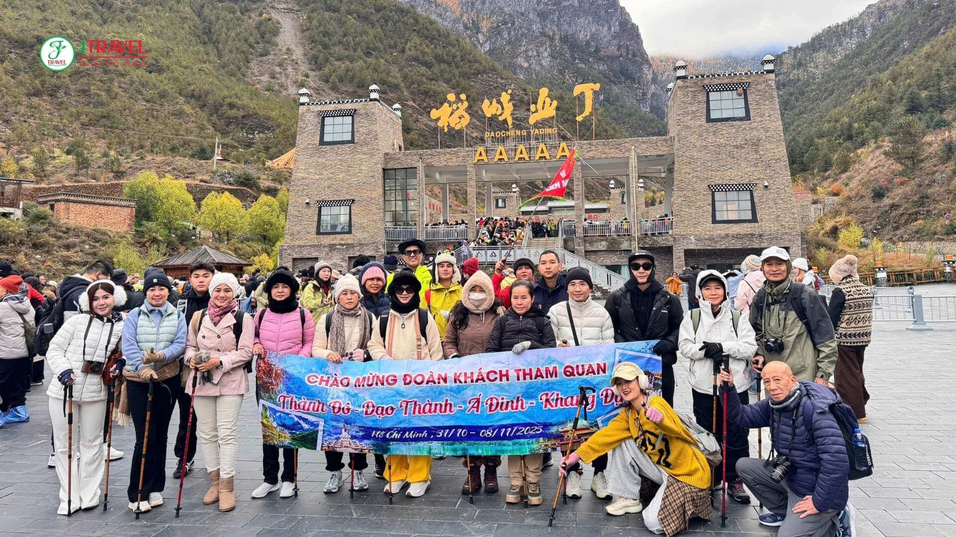 Á Đinh thuộc khu tự trị Tây Tứ Xuyên và được mệnh danh là “thiên đường hạ giới”