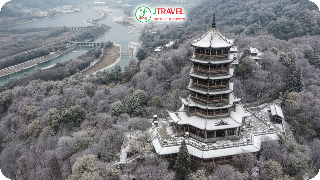 Núi Thanh Thành mùa đông chìm trong sương mờ và thanh tĩnh