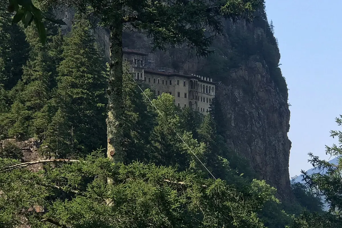 Tu viện Sumela bám vách núi gần Trabzon Tu viện Sumela bám vách núi gần Trabzon