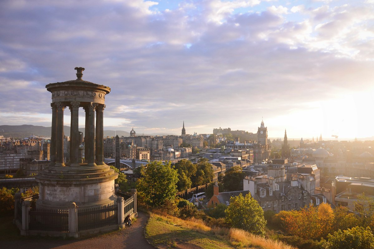 Toàn cảnh Edinburgh nhìn từ đồi Calton Hill lúc bình minh