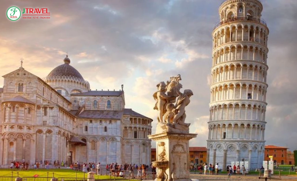 Tháp nghiêng Pisa nổi bật dưới ánh nắng mùa xuân