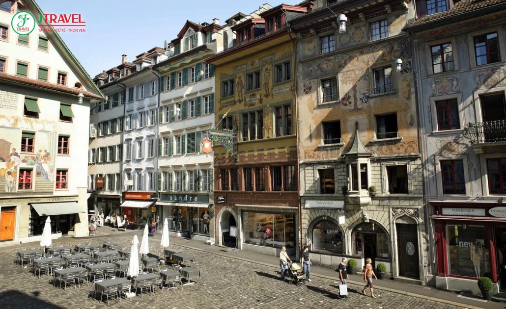 Khu phố cổ Altstadt Lucerne với các con hẻm lát đá và tranh fresco truyền thống
