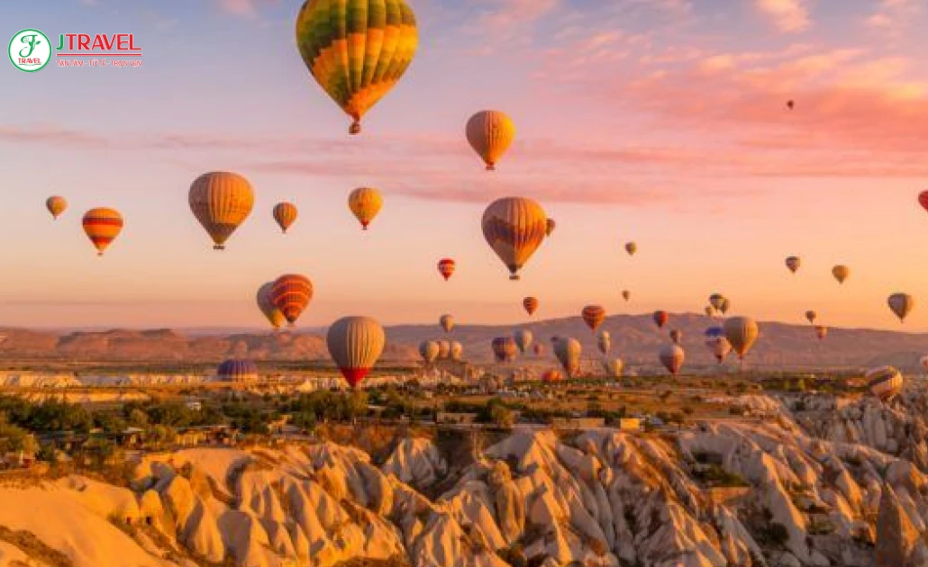 Cappadocia nổi tiếng với cảnh quan núi đá và thung lũng
