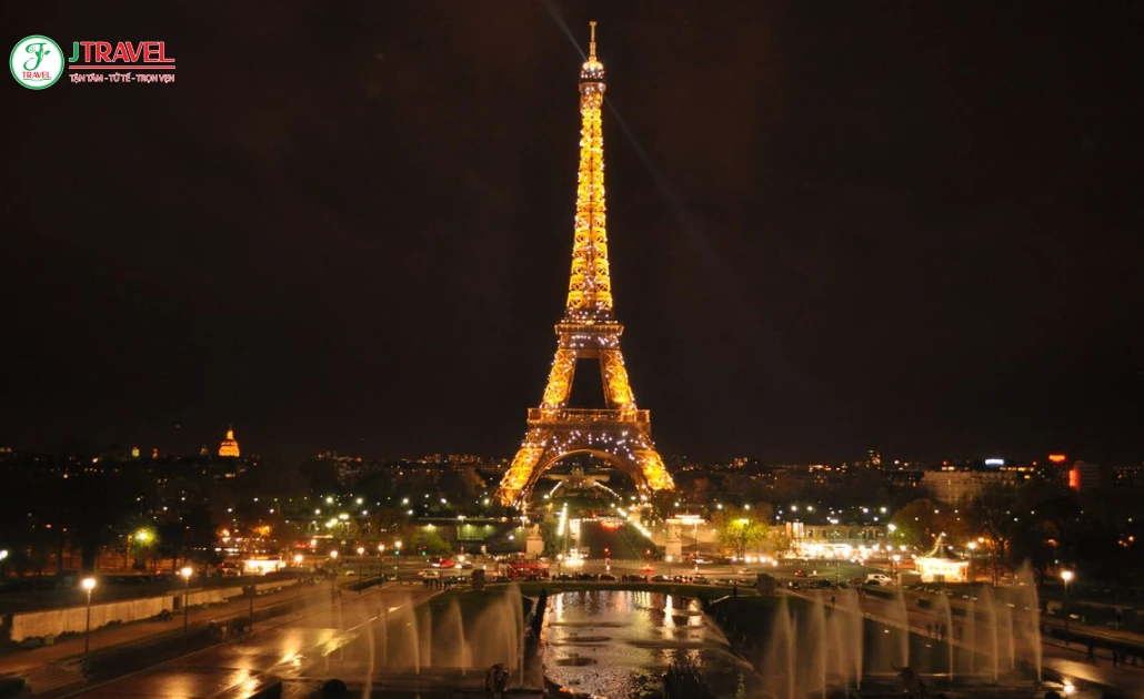 Tháp Eiffel Paris rực rỡ khi lên đèn vào buổi tối