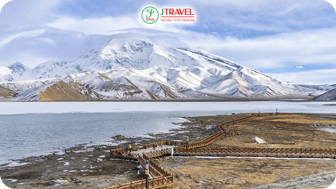 Hồ Karakul – Vẻ đẹp hoang sơ dưới chân núi tuyết