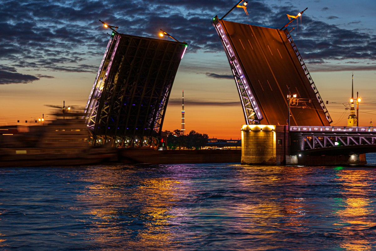 Cầu Palace Bridge mở nhịp dưới bầu trời đêm trắng Saint Petersburg