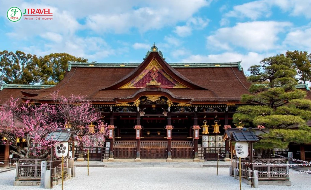 Hoa mơ nở rực rỡ trước đền Kitano Tenmangu cổ kính ở Kyoto