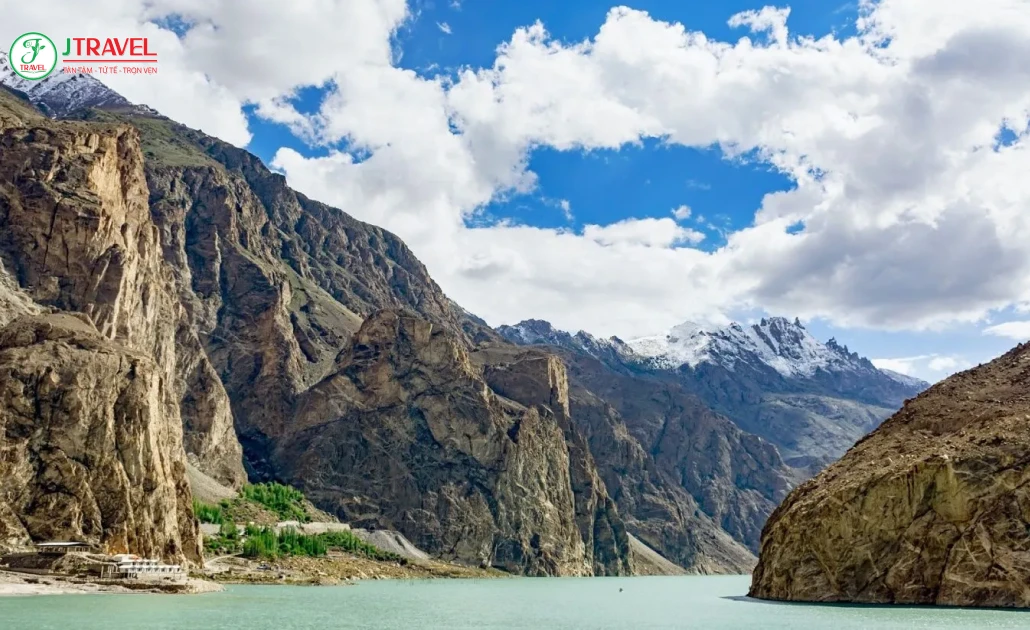 Thung lũng xanh, hồ băng và sông băng tại Pakistan