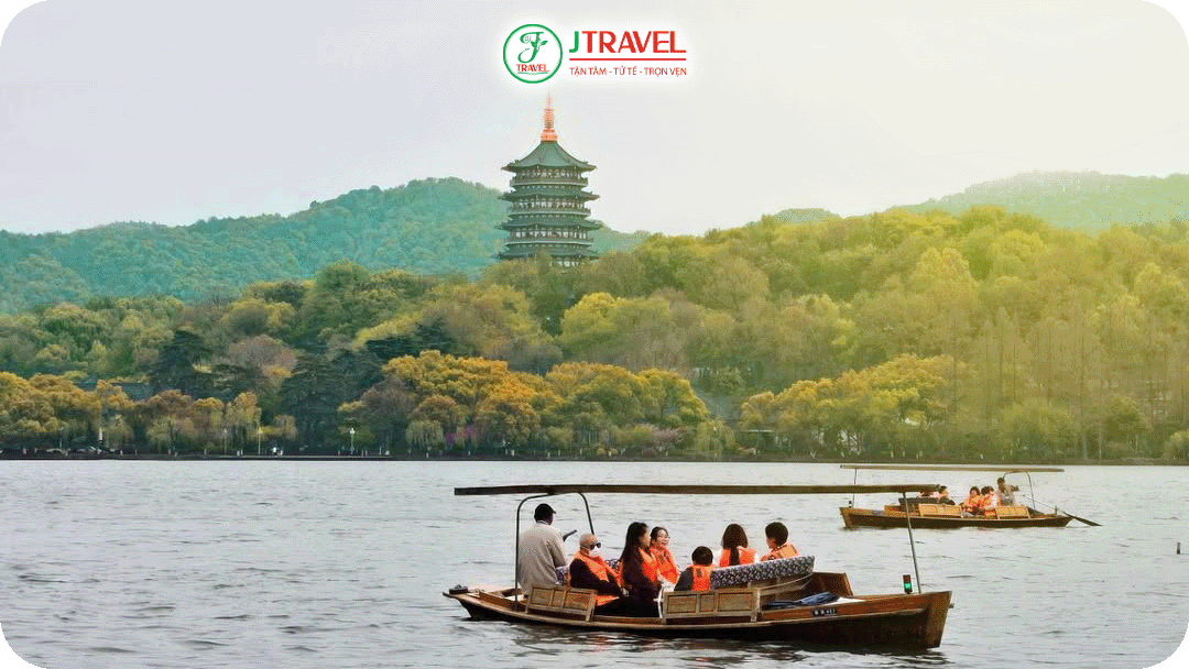 Ngồi thuyền dạo ngắm cảnh Tây Hồ là một trải nghiệm không thể thiếu