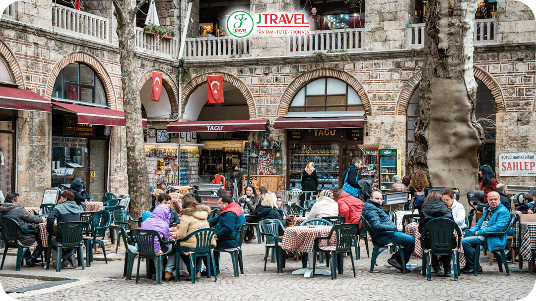 Ngồi nhâm nhi một tách trà Thổ Nhĩ Kỳ cùng kẹo hạt dẻ ở Bursa