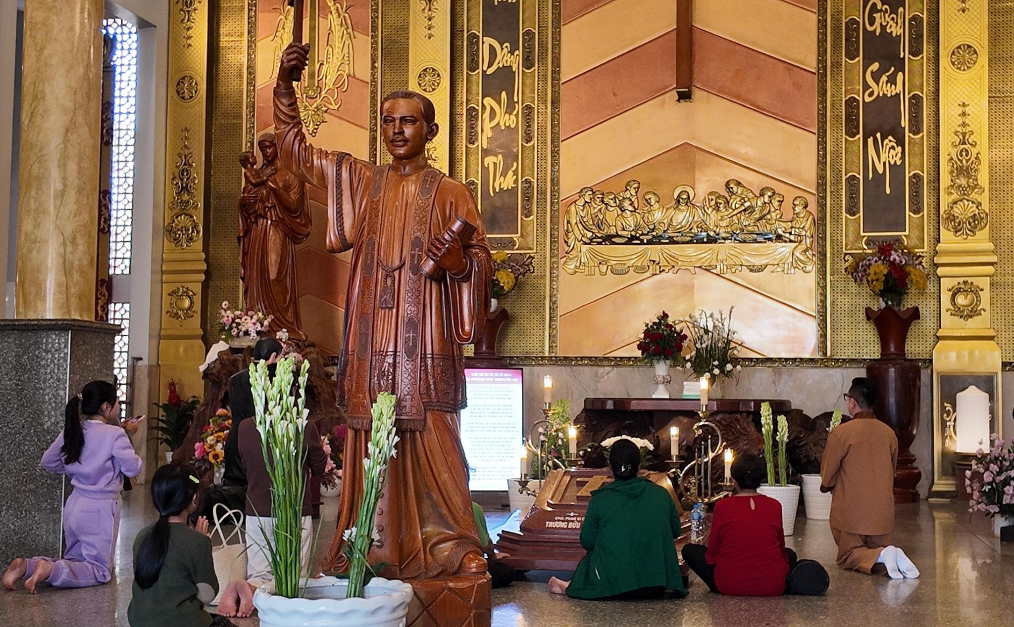 Bên trong phần mộ cha Diệp mà người dân bất kể lương giáo đến xin ơn, cảm tạ.