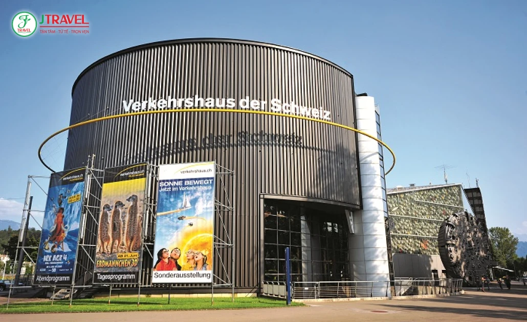 Du khách tham quan Bảo tàng Giao thông Thụy Sĩ tại Lucerne