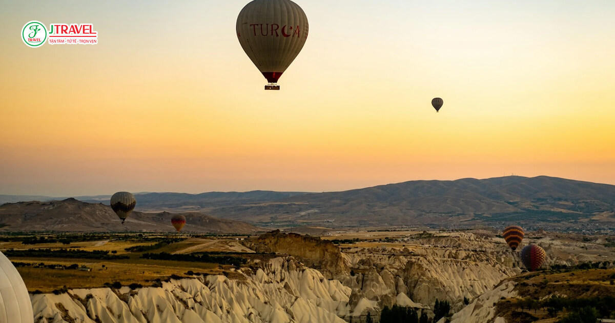 Ngắm bình minh ở thung lũng Cappadocia bằng trải nghiệm bay khinh khí cầu