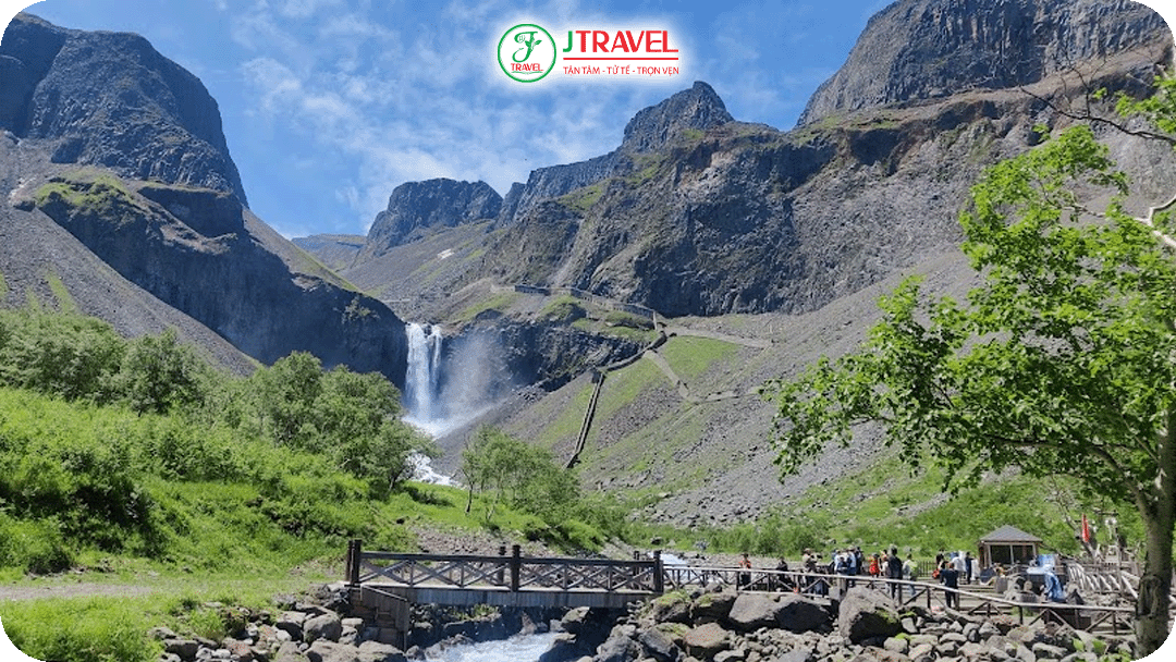 Thác Trường Bạch là ngọn thác có độ cao lên đến 68 mét