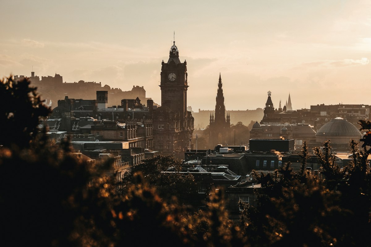 Edinburgh lúc hoàng hôn nhìn từ đồi Calton Hill