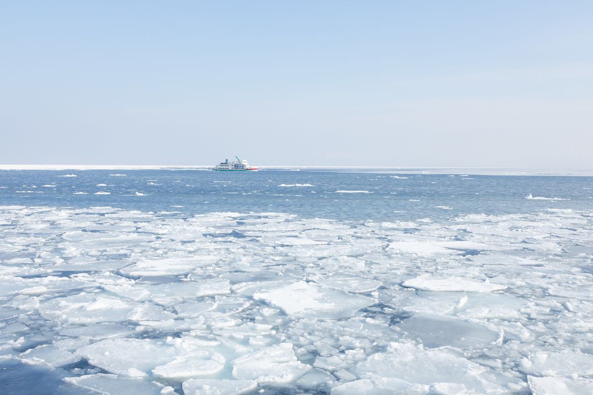 Tàu Aurora nhỏ giữa biển băng trôi Abashiri