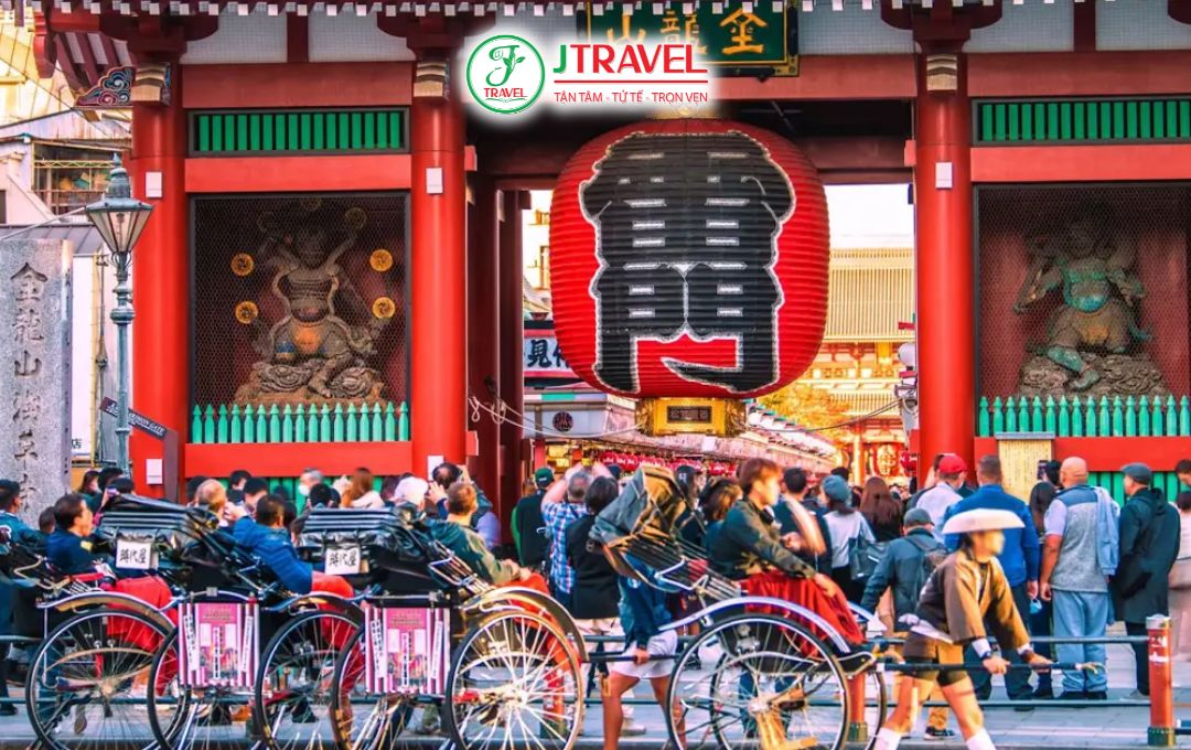 Chụp ảnh tại cổng Kaminarimon