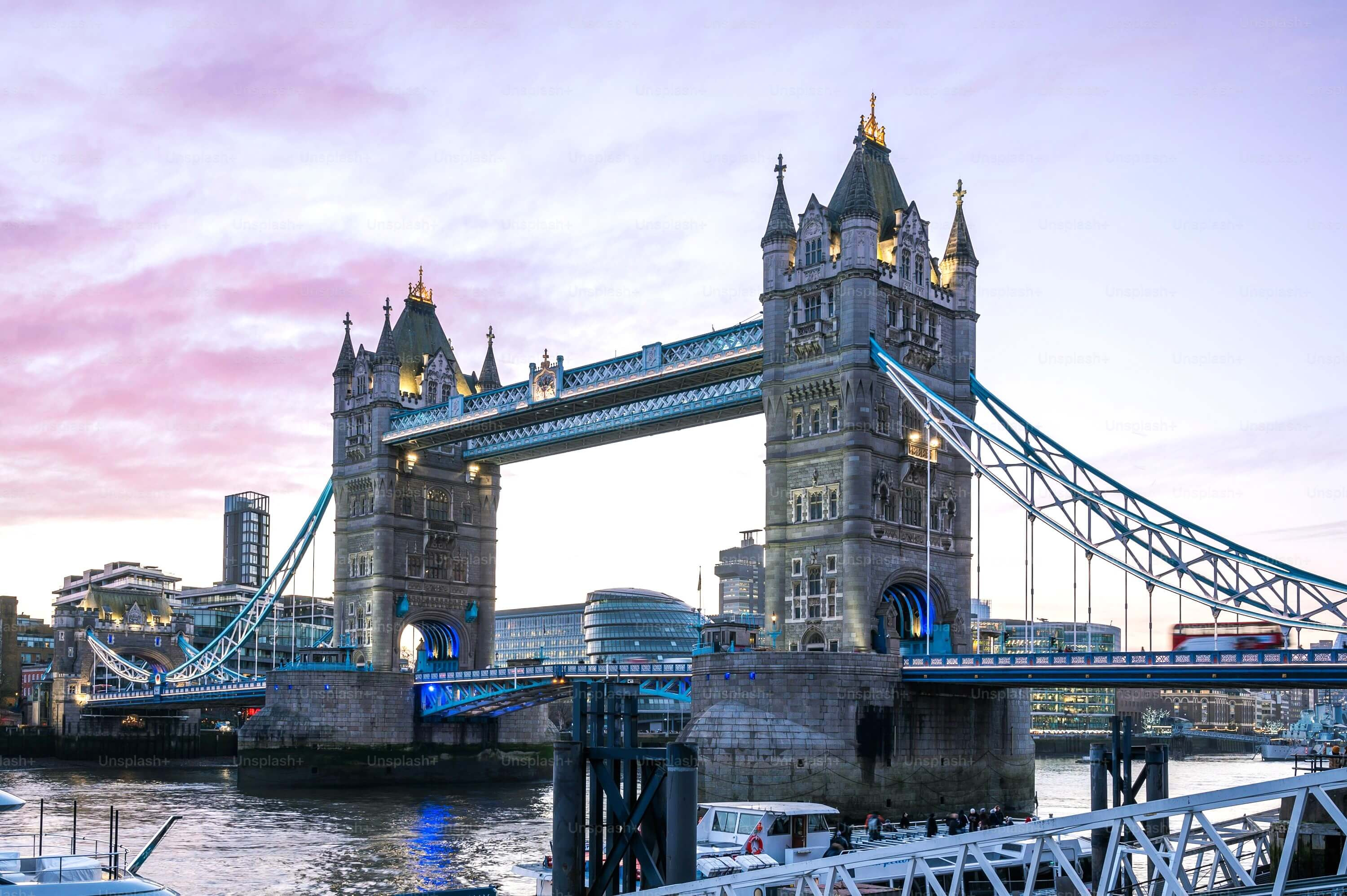 Cầu tháp London được thành vào năm 1894