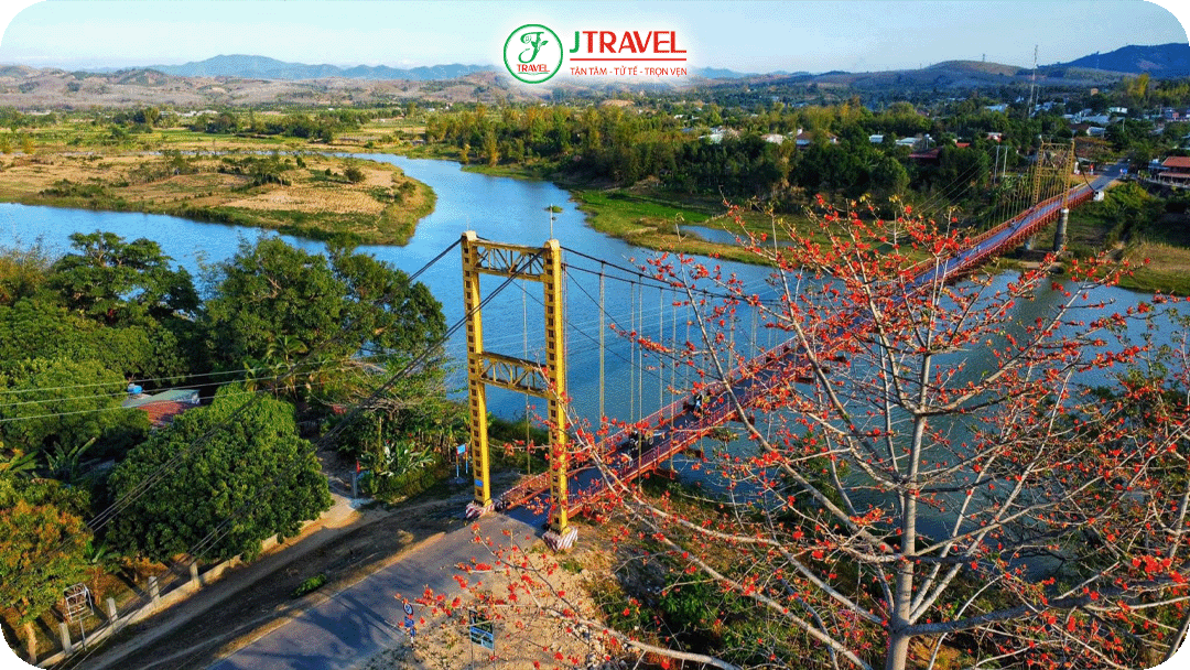 Cầu treo Konklor nối liền hai bờ Đăkbla