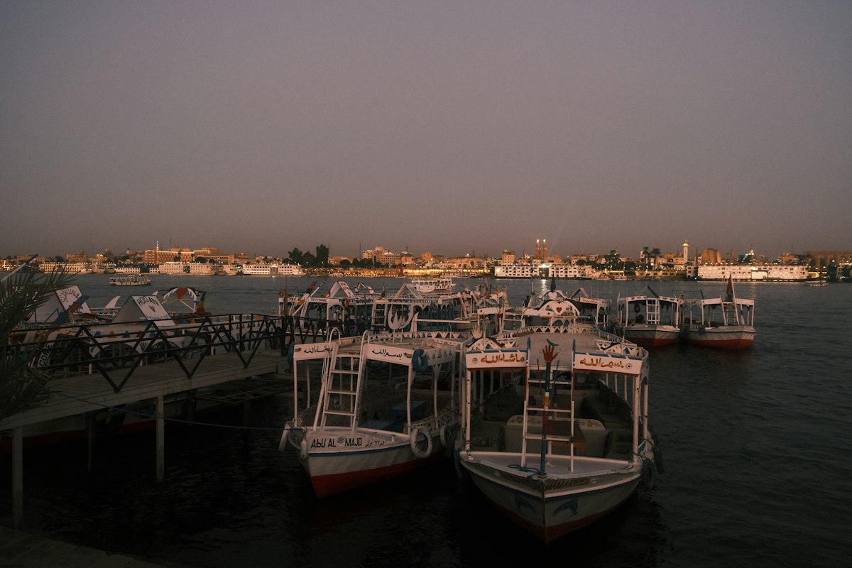 Thuyền neo trên sông Nile lúc chiều muộn